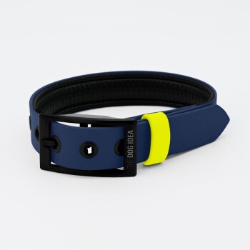 Ein stilvolles, marineblaues Hundehalsband mit einer schwarzen Schnalle und einem leuchtend gelben Akzentband, das den Text "DIE HUND IDEE" trägt.