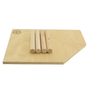 Holz-Haustiertrainingsplattform mit vier zylindrischen Stiften, mit einem Logo in der oberen linken Ecke.