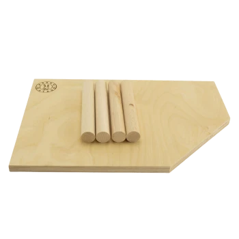 Holz-Haustiertrainingsplattform mit vier zylindrischen Stiften, mit einem Logo in der oberen linken Ecke.