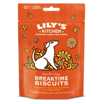 Lily's Kitchen Breaktime Biscuits für Hunde, mit einer Illustration eines weißen Hundes und floralen Designs, die Erdnussbutter, Banane und Zimt hervorheben.