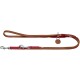Braune Lederhundeleine mit roten Akzenten und einem Metallclip, mit einem kleinen runden Anhänger befestigt.