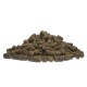 Ein Haufen dunkelbrauner Haustierfutterpellets, die ihre zylindrische Form und strukturierte Oberfläche zeigen, vor einem weißen Hintergrund.