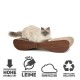 Eine flauschige, hellfarbige Katze entspannt sich auf einem Holzkratzbaum, der Symbole für Stabilität, ungiftigen Kleber, umweltfreundliche Produktion und Recyclingfähigkeit zeigt.
