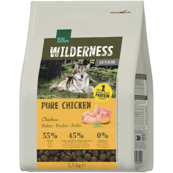 Beutel Real Nature Wilderness Senior Pure Chicken Hundefutter mit Wolfsbild, dem Text 'PURE CHICKEN', 55% 45% 0%, 2,5 kg.