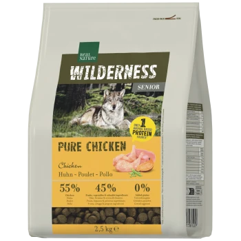 Beutel Real Nature Wilderness Senior Pure Chicken Hundefutter mit Wolfsbild, dem Text 'PURE CHICKEN', 55% 45% 0%, 2,5 kg.
