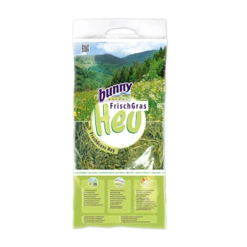 Frischgras-Heu 750 g Bunny Natur FrischGras Heu Verpackung mit frischem Grasheu, mit einer malerischen Berglandschaft im Hintergrund und Nährwertinformationen am unteren Rand.
