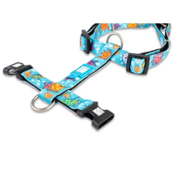 Blaues Haustiergeschirr mit bunten Meeresbewohner-Mustern und schwarzen Kunststoffschnallen, mit weißem Logo auf der Schnalle.