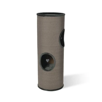 Kratztonne Tobi XL Ein hoher, zylindrischer Katzenbaum aus neutralem grauem Stoff mit zwei Öffnungen und einem hängenden herzförmigen Spielzeug.