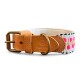 Ein stilvolles Hundehalsband mit einer hellbraunen Leder-Schnalle und -Riemen, mit einem bunten gewebten Design in Pink, Orange und Weiß.