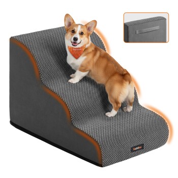 Corgi steht auf einer grauen rutschfesten strukturierten Haustierrampe/Treppe mit eingelassenem Griff, orangefarbenem Halstuch und sichtbarem 'feandrea'-Label.