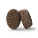 Zwei runde, braune, strukturierte Trockenfutterkroketten vor neutralem Hintergrund.
