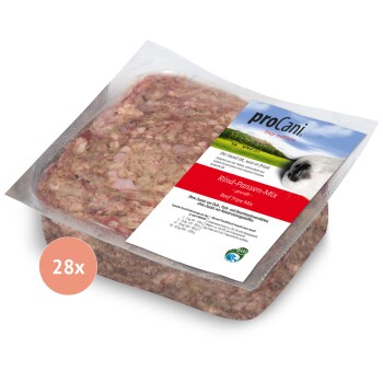 Rohes Hackfleisch-Tierfutter in einer weißen quadratischen Schale auf einem Holzbrett.