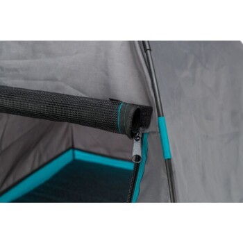 Nahaufnahme eines Haustierzelt mit grauem Äußeren und türkisfarbenen Akzenten, das einen Reißverschluss und einen Netzgriff für einfachen Zugang zeigt.