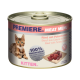 Eine Dose Kittenfutter, beschriftet mit "Premiere Meat Menu", die ein getigertes Kätzchen zeigt und den Text "Rindfleisch mit Truthahnherzen" und "100% Frisches Fleisch" enthält.
