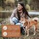 Eine Frau sitzt am Ufer eines Sees mit einem Shiba Inu Hund, mit dem Text, der besagt, dass es Vitamin E und Omega-3-Fettsäuren für gesunde Haut und glänzendes Fell bietet.