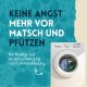 Waschmaschine gefüllt mit bunter Wäsche und Blasen, mit Text über umweltfreundliche Reinigung für Outdoor-Bekleidung.