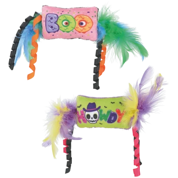 Deux jouets pour chat à plumes : peluche rose « BOO » avec plumes vertes/bleues ; peluche verte « MEOW » avec un crâne et plumes violettes/jaunes.