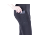 Eine Person, die ein Smartphone in die Seitentasche von schwarzen Sportleggings mit dem Logo "4Riders" steckt.
