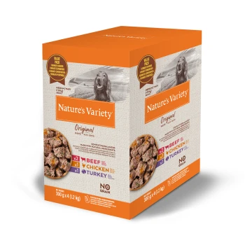 Boîte de nourriture pour animaux Nature's Variety Original avec un golden retriever, présentant un pack de valeur de 4 x 300g de sachets de bœuf, poulet et dinde.