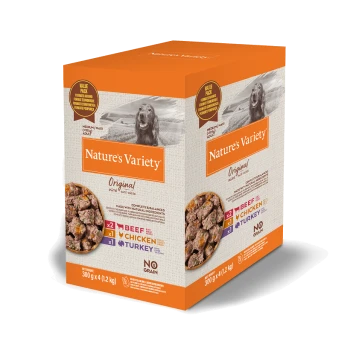 Boîte de nourriture pour animaux Nature's Variety Original avec un golden retriever, présentant un pack de valeur de 4 x 300g de sachets de bœuf, poulet et dinde.