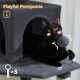 Schwarze Katze spielt mit einem grauen Pompon-Spielzeug auf einem grauen Kratzbaum mit Text „Verspielte Pompoms“ und „x3“.