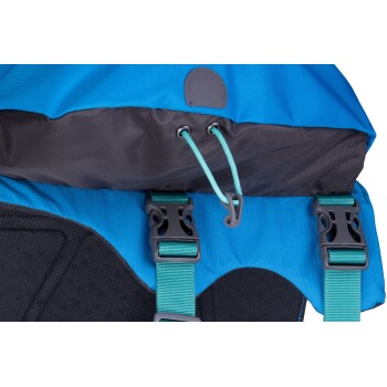 Nahaufnahme eines blauen Haustier-Rucksacks mit verstellbaren Riemen, einem Kordelzugverschluss und stabilen Schnallen für sicheren Halt.