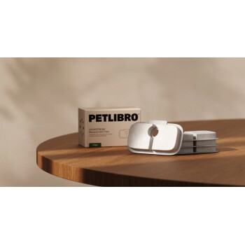 PETLIBRO Dockstream Ersatzfilterpack auf einem Holztisch, mit vier Filtern und einer Box, die mit "4 Pack" beschriftet ist.