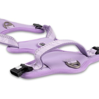 Lavendelfarbenes gepolstertes Hundegeschirr mit schwarzer Schnalle, Metall-D-Ringen und kleinem Pfotenlogo-Patch am Brustgurt.