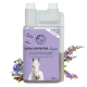 Flüssiges Ergänzungsmittel für Pferde in einer 1000 ml Flasche, beschriftet mit "Mönchspfeffer - Regulation & Balance", mit floralen Dekorationen.