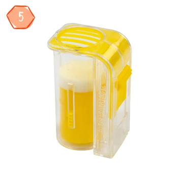 Transparenter Leckerli-Spender für Haustiere mit einem gelben Fach und einem gestreiften Deckel, entworfen für einfachen Zugang zu Leckerlis.