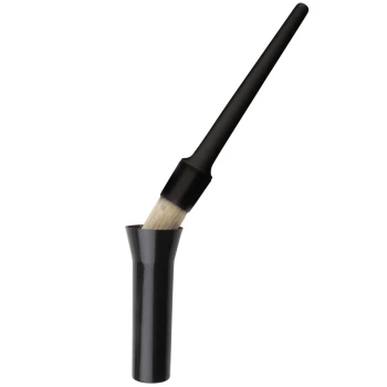 Eine schwarze Haustierpflegebürste mit langem Griff und weichen Borsten, teilweise in einem passenden schwarzen Halter eingesetzt.