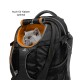 Ein schwarzer Haustiertrage-Rucksack mit orangefarbenem Innenraum und einem Katzenkopf, der herausblickt, beschriftet mit "Auch für Katzen optimal."