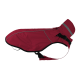Rote Hundejacke mit reflektierenden Streifen und verstellbaren Riemen, entworfen für Wärme und Sichtbarkeit bei kaltem Wetter.