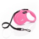Eine leuchtend pinke ausziehbare Hundeleine mit einem schwarzen Riemen und einem Metallclip, mit einem eleganten ergonomischen Griff und einem Logo.