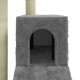 Graues plüschiges Katzenhaus mit einem gewölbten Eingang, mit zwei schwarzen Innenwänden und einem weichen, mit Teppich ausgelegten Boden.