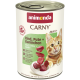 Blik Animonda CARNY kattenvoer Adult 1+ — Rind, Pute + Kaninchen (Rund, Kalkoen + Konijn); oranje gestreepte kat en vleesstukjes