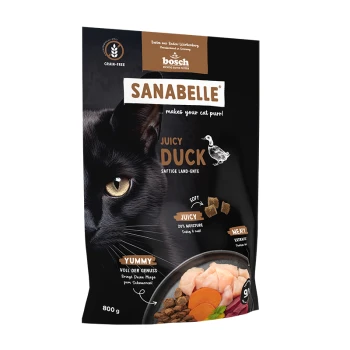 Gesicht einer schwarzen Katze auf einem Tierfutterbeutel mit der Aufschrift "SANABELLE JUICY DUCK", der Ansprüche wie "Getreidefrei", "20% Feuchtigkeit" und "Lecker" enthält.