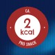 Czerwona okrągła etykieta z białym środkiem wyświetlająca tekst '2 kcal' i 'PRO SNACK', umieszczona na niebieskim tle.