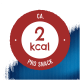 Rode cirkelvormige label met een witte center waarop '2 kcal' en 'PRO SNACK' tekst staat, tegen een blauwe achtergrond.