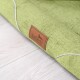 Grüne Haustiermatte mit einem braunen Lederetikett mit dem Markennamen 'tierlando' auf einem hellen Holzboden.