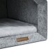 Graues Filz-Haustierbett mit einem weichen grauen Kissen innen, mit einem Lederschild, auf dem "REXPRODUCT.COM" steht.