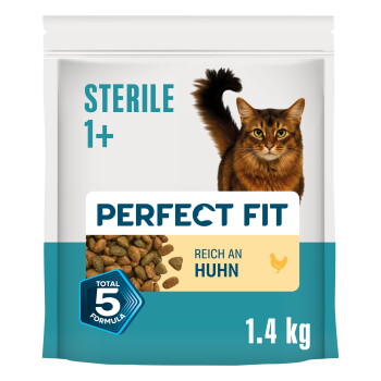 Perfect Fit Katzenfutterbeutel 'Sterile 1+' mit Foto einer braunen Katze und Kroketten; Text: 'Reich an Huhn', 'TOTAL 5 FORMULA', '1,4 kg'.