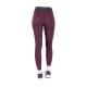 Bordeauxfarbene Leggings mit Mesh-Einsätzen auf der Rückseite, getragen von einem Modell, das mit dem Rücken zur Kamera steht und sportliche Schuhe präsentiert.