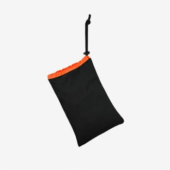 Schwarze Haustier-Leckerlitasche mit einem orangefarbenen Kordelzug, entworfen für einfaches Tragen und Zugriff auf Leckerlis.