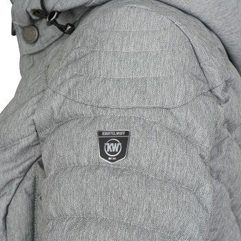 Nahaufnahme einer grauen Haustierjacke mit einem gesteppten Design und einem schwarzen "Knuffelwuff"-Logo-Patch mit "KW EST. 2011."