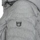 Nahaufnahme einer grauen Haustierjacke mit einem gesteppten Design und einem schwarzen "Knuffelwuff"-Logo-Patch mit "KW EST. 2011."