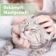 Entspannte, grau getigerte Katze wird von menschlichen Händen gestreichelt, Augen geschlossen; grünes Banner: 'Bekämpft Maulgeruch'.