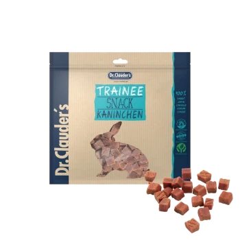 Dr. Clauder's Trainee Snack für Kaninchen, mit einer beige-blauen Verpackung, die eine Kaninchen-Grafik zeigt und kleinen, würfelförmigen Leckereien, die davor verstreut sind.
