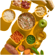 Ein leuchtend gelber Hintergrund zeigt eine Schüssel mit Haustierfutter mit Reis, Erbsen, Gemüse, frischem Huhn, Süßkartoffeln, Karotten und einem Apfel.