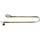 Eine stilvolle olivgrüne Hundeleine mit einem geflochtenen Griff und einem Metallclip zur Befestigung, mit einem kleinen Anhänger.